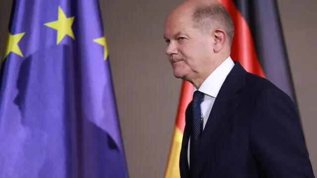 epa11706041 German Chancellor Olaf Scholz leaves after addressing the media at the Chancellery in Berlin, Germany, 06 November 2024. The German chancellor announced the dismissal of German Finance Minister Christian Lindner in the course of ongoing consultations between parts of the so-called traffic light coalition of SPD, Greens and FDP. EPA/CLEMENS BILAN