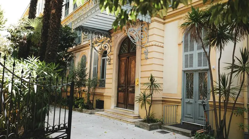 Il portone d'ingresso di una villa - Foto Unsplash © www.giornaledibrescia.it