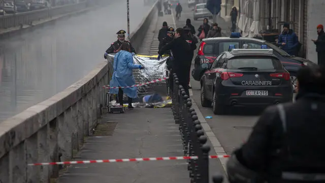 Cadavere nel naviglio Pavese Sul posto scientifica dei carabinieri Milano, 15 gennaio 2024, ANSA/DAVIDE CANELLA