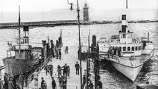 Il porto di Desenzano con il faro, in uno scatto degli anni '20 del Novecento