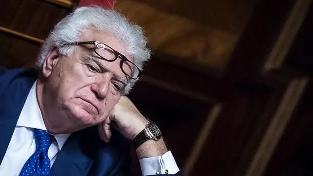 Denis Verdini di Ala in aula al Senato durante le dichiarazioni di voto sulla fiducia posta dal governo sulla legge elettorale Rosatellum, Roma, 26 ottobre 2017. ANSA/ANGELO CARCONI