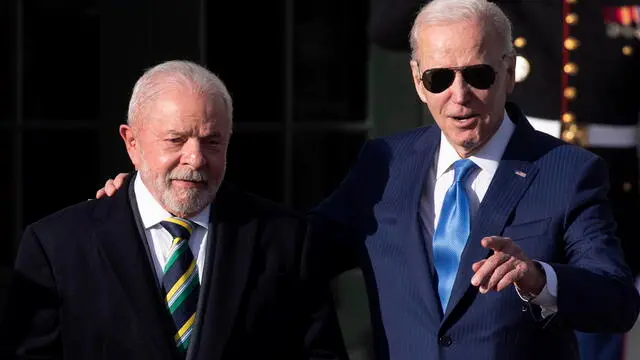 epa10459883 US President Joe Biden (R) welcomes President of Brazil Luiz Inacio Lula da Silva (L) at the South Lawn of the White House in Washington, DC, USA, 10 February 2023. The Brazilian president visits his US counterpart to discuss global warming and democracy. EPA/MICHAEL REYNOLDS