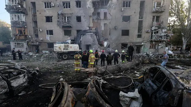 epa11631705 Ukrainian rescuers work at the site of the morning shelling of a residential building in Zaporizhzhia, Ukraine, 29 September 2024, amid the ongoing Russian invasion. At least 5 people have been injured in the strike on Zaporizhzhia after Russia used a total of 13 glide bombs in the morning shelling, according to the National Police. Russian troops entered Ukrainian territory on 24 February 2022, starting a conflict that has provoked destruction and a humanitarian crisis. EPA/KATERYNA KLOCHKO