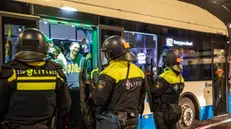 epa11709347 Police officers make a security cordon around a bus after the soccer match between Ajax and Maccabi Tel Aviv, in Amsterdam, Netherlands, early 08 November 2024. The Israeli army confirmed on 08 November it was preparing to "deploy a rescue mission with the coordination of the Dutch government [...] following severe and violent incidents against Israelis in Amsterdam", after clashes broke out after a match between Ajax and Israeli soccer club Maccabi Tel Aviv. EPA/VLN Nieuws