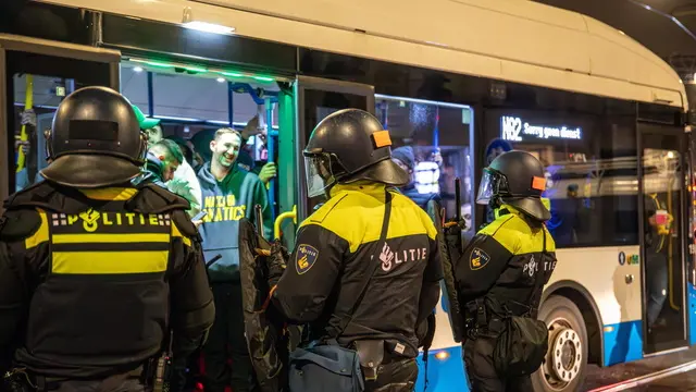 epa11709347 Police officers make a security cordon around a bus after the soccer match between Ajax and Maccabi Tel Aviv, in Amsterdam, Netherlands, early 08 November 2024. The Israeli army confirmed on 08 November it was preparing to "deploy a rescue mission with the coordination of the Dutch government [...] following severe and violent incidents against Israelis in Amsterdam", after clashes broke out after a match between Ajax and Israeli soccer club Maccabi Tel Aviv. EPA/VLN Nieuws