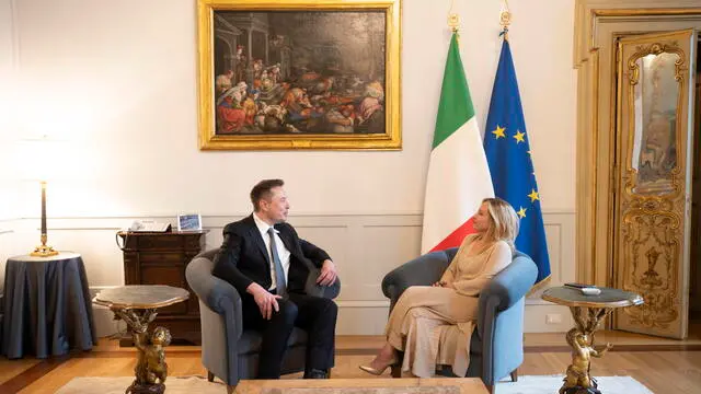 epa10693366 A handout picture made available by the Chigi Palace (Palazzo Chigi) Press Office shows Italian Prime Minister Giorgia Meloni meeting with Tesla and SpaceX CEO Elon Musk (L) at Chigi Palace in Rome, Italy, 15 June 2023. EPA/CHIGI PALACE PRESS OFFICE / HANDOUT +++ IMAGE TO BE USED SOLELY TO ILLUSTRATE NEWS REPORTING OR COMMENTARY ON THE FACTS OR EVENTS DEPICTED IN THIS IMAGE +++ HANDOUT EDITORIAL USE ONLY/NO SALES/NO ARCHIVES