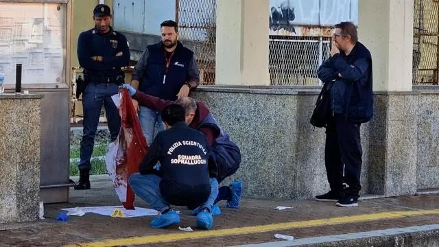 Rilievi sul luogo dell'accoltellamento di un capotreno a Genova Rivarolo, 04 novembre 2024. NPK ANSA