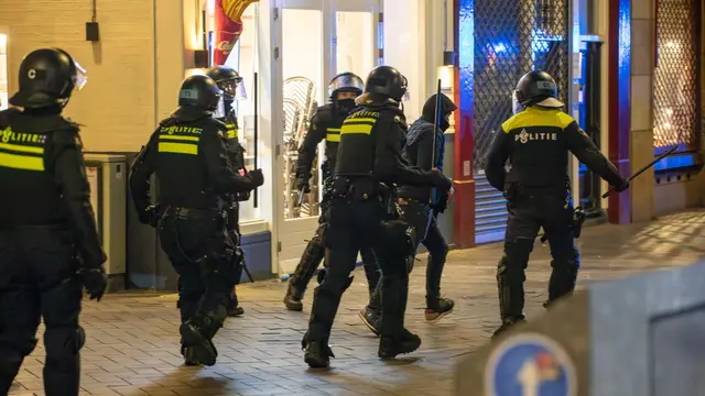epa11709348 Police officers intervene during clashes after the soccer match between Ajax and Maccabi Tel Aviv, in Amsterdam, Netherlands, early 08 November 2024. The Israeli army confirmed on 08 November it was preparing to "deploy a rescue mission with the coordination of the Dutch government [...] following severe and violent incidents against Israelis in Amsterdam", after clashes broke out after a match between Ajax and Israeli soccer club Maccabi Tel Aviv. EPA/VLN Nieuws