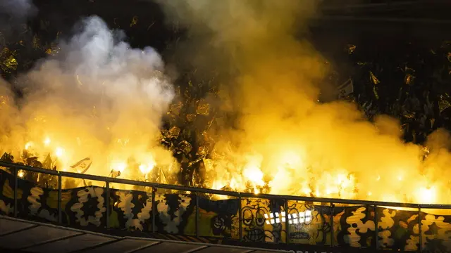 epaselect epa11708316 Maccabi Tel-Aviv supporters set off fireworks ahead of the UEFA Europa League match between Ajax and Maccabi Tel Aviv in Amsterdam, Netherlands, 07 November 2024. EPA/ROBIN VAN LONKHUIJSEN