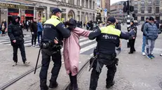 epaselect epa11707358 Dutch police detain a man at De Dam in Amsterdam after allegedly provoking Maccabi Tel Aviv supporters ahead of the UEFA Europa League match between Ajax and Maccabi Tel Aviv in Amsterdam, Netherlands, 07 November 2024. EPA/JEROEN JUMELET