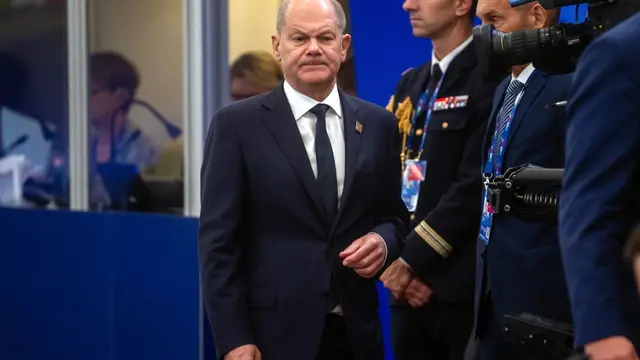 epa11709677 German Chancellor Olaf Scholz (C) attends an informal summit of the European Council at the Puskas Arena in Budapest, Hungary, 08 November 2024. The informal meeting takes place following the fifth European Political Community summit. Hungary is holding the presidency of the European Council until 31 December. EPA/ZOLTAN BALOGH HUNGARY OUT