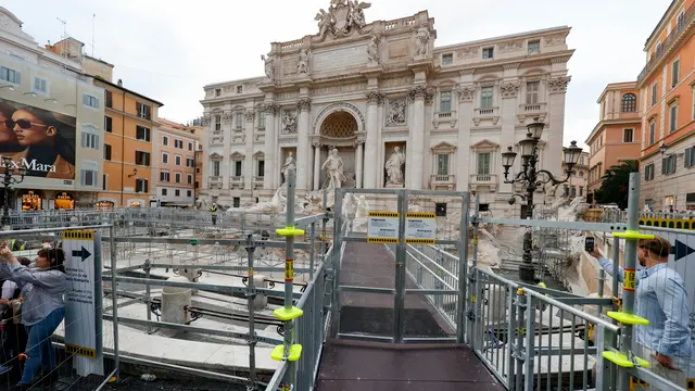 epa11710149 The Trevi Fountain has been drained for renovation and fitted with a footbridge in the historic center of Rome, Italy, 08 November 2024. The 18th century Trevi Fountain is being cleaned in preparation of the holy year 2025. EPA/FABIO FRUSTACI