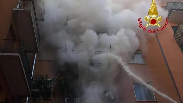 Un'immagine dell'incendio che ha semidistrutto un appartamento in uno stabile di via Fiuggi a Milano, 13 dicembre 2017. ANSA/UFFICIO STAMPA VIGILI DEL FUOCO ++ NO SALES, EDITORIAL USE ONLY ++