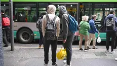 Persone alla fermata del bus - © www.giornaledibrescia.it