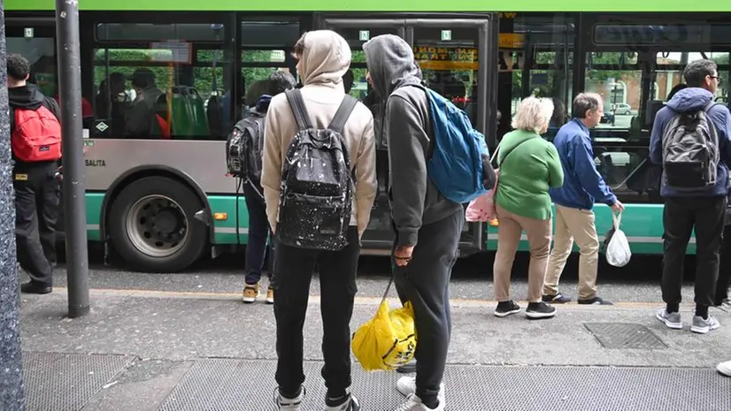 Persone alla fermata del bus - © www.giornaledibrescia.it