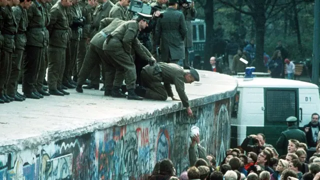 GERMANIA: 20 ANNI RIUNIFICAZIONE, EST SOFFRE ANCORA/ SPECIALE Gli ultimi momenti che precedono la caduta del 'Muro di Berlino', in una foto d'archivio del novembre 1989. Il prossimo 3 ottobre la Germania celebra il 20/mo anniversario della sua riunificazione. ANSA/KLD/I54