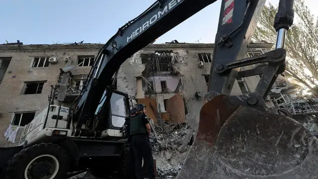 epa11631697 Ukrainian rescuers work at the site of the morning shelling of a residential building in Zaporizhzhia, Ukraine, 29 September 2024, amid the ongoing Russian invasion. At least 5 people have been injured in the strike on Zaporizhzhia after Russia used a total of 13 glide bombs in the morning shelling, according to the National Police. Russian troops entered Ukrainian territory on 24 February 2022, starting a conflict that has provoked destruction and a humanitarian crisis. EPA/KATERYNA KLOCHKO