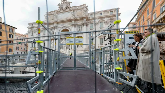 The Trevi Fountain in the historic centre of Rome has been drained for renovation and fitted with a footbridge, Rome 8 November 2024. ANSA/FABIO FRUSTACI