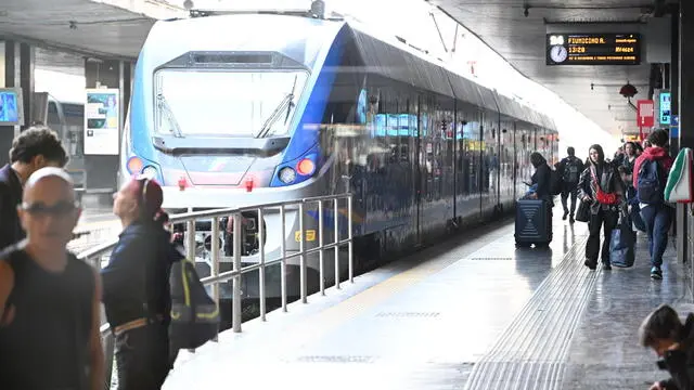 Un momento dello sciopero del personale ferroviario alla Stazione Termini, Roma 5 novembre 2024. La protesta di otto ore, a seguito dell'accoltellamento di un capotreno nel genovese, è stata proclamata dai sindacati di categoria. ANSA/MAURIZIO BRAMBATTI