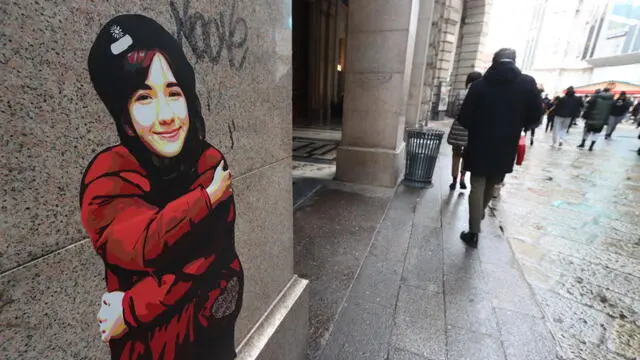 Il murale dedicato a Giulia Cecchettin realizzato a Milano dell'artista Fabio Ingrassia, 02 dicembre 2023. Giulia è raffigurata mentre si abbraccia, avvolta in un cappotto rosso con un messaggio sulla tasca: ''Volevo solo scomparire in un abbraccio''. ANSA/ PAOLO SALMOIRAGO