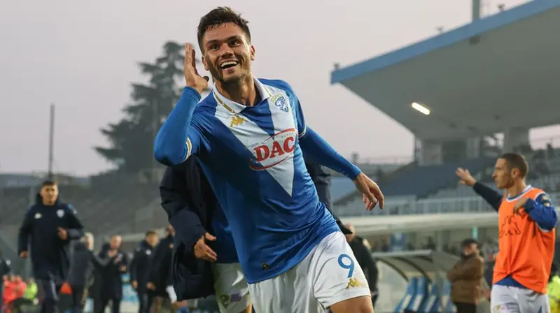 L'esultanza di Bianchi dopo il gol al Cosenza - Foto New Reporter Nicoli © www.giornaledibrescia.it