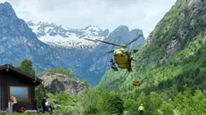 L'elicottero del soccorso alpino si alza in volo per il recupero di corpi, Val Masino (Sondrio), 29 maggio 2024. ANSA/ANP/ CARLO ORLANDI