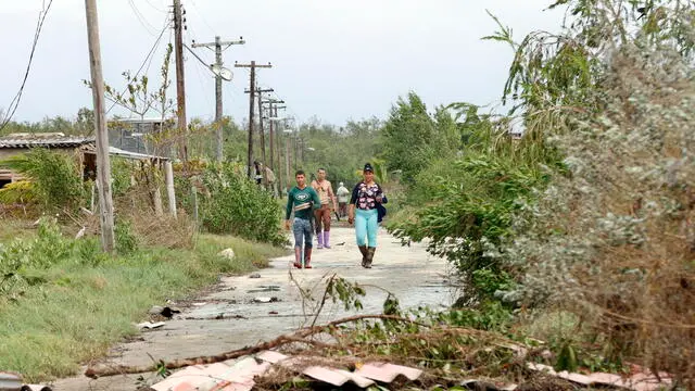 epa11708998 Some people walk along a street affected after the passage of Hurricane Rafael in Playa Majana, Cuba, 07 November 2024. The Cuban government has already indicated, shortly after Rafael passed, that the impacts concentrated in the western regions of Havana, Artemisa, and Mayabeque are 'powerful.' So far, no fatalities have been reported, as emphasized on social media by the Cuban Foreign Minister, Bruno Rodriguez. EPA/Ernesto Mastrascusa