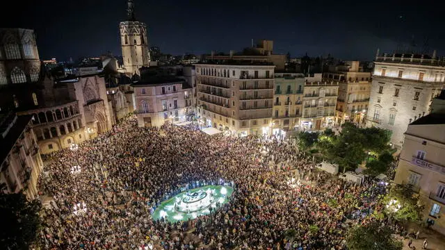 epa11712180 Thousands of people take part in a protest to call for the resignation of Valencia's regional government due to the management of the floods in Valencia province, in Valencia, Spain, 09 November 2024. The floods in Valencia and neighboring provinces have caused at least 219 fatalities, as efforts continue to search for missing people, provide supplies, and care for the victims after the DANA (high-altitude isolated depression) weather phenomenon hit the east of the country on 29 October 2024. EPA/BIEL ALINO