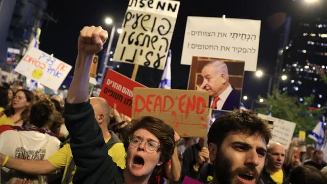 epa11712124 People attend an anti-government rally calling for a ceasefire in Gaza and the release of hostages held by Hamas, near the Kyria in Tel Aviv, Israel, 09 November 2024. The rally was organized by the 'Bring Them Home Now' association supporting families of Israeli hostages, to mark the 400th day since the October 2023 attacks. According to the Israeli army, around 100 Israeli hostages are still inside the Gaza Strip, including the bodies of at least 33 confirmed dead. EPA/VASSIL DONEV