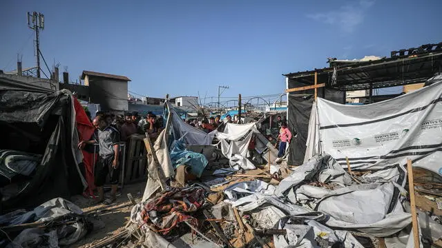 epa11711574 Internally displaced Palestinians inspect their damaged shelters following an Israeli airstrike inside the Al Aqsa Martyrs Hospital compound in Deir Al Balah, central Gaza Strip, 09 November 2024. According to the Palestinian Ministry of Health in Gaza, at least two people were killed and more than 27 others were wounded. More than 43,500 Palestinians, including over 13,000 children, have been killed according to the Palestinian Ministry of Health, and over 1,400 Israelis have been killed according to the Israel Defense Forces (IDF), since Hamas militants launched an attack against Israel from the Gaza Strip on 07 October 2023, and the Israeli operations in Gaza and the West Bank which followed it. EPA/MOHAMMED SABER