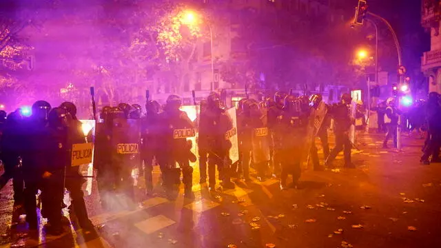 epa10979935 Spanish riot police officers face off with protesters during a march in the surroundings of the Spanish Socialist Worker's Party headquarters at Ferraz street in Madrid, Spain, against the so-called Amnesty Law after the Investiture Debate, 16 November 2023. Acting Prime Minister got enough support to be re-elected as he achieved 179 votes with the support of Catalan and Basque pro-independent parties, among others, after he reached several agreements, including one agreement with Catalan Junts per Catalunya party for his leader Carles Puigdemont, residing in Belgium, who is to be amnestied for his involvement in the unlawful independence referendum held in Catalonia in a 2017 event that is causing several protests. EPA/RODRIGO JIMENEZ