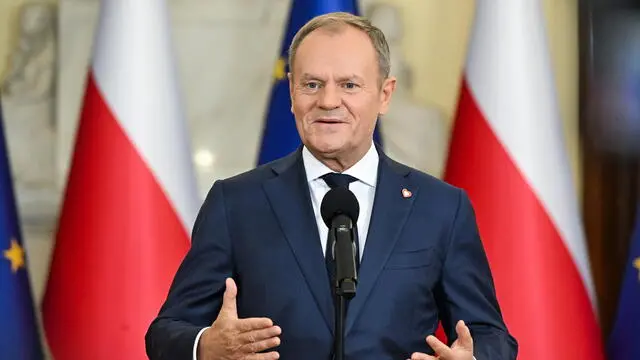 epa11712272 Polish Prime Minister Donald Tusk attends a press conference at the Chancellery of the Prime Minister in Warsaw, 09 November 2024. The Civic Platform party board on 09 November decided to organize primaries before next year's presidential elections. The party's candidates are the current mayor of Warsaw, Rafal Trzaskowski, and the Minister of Foreign Affairs, Radoslaw Sikorski. EPA/RADEK PIETRUSZKA POLAND OUT