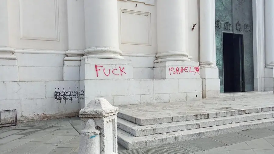 La scritta sul duomo di Montichiari - © www.giornaledibrescia.it