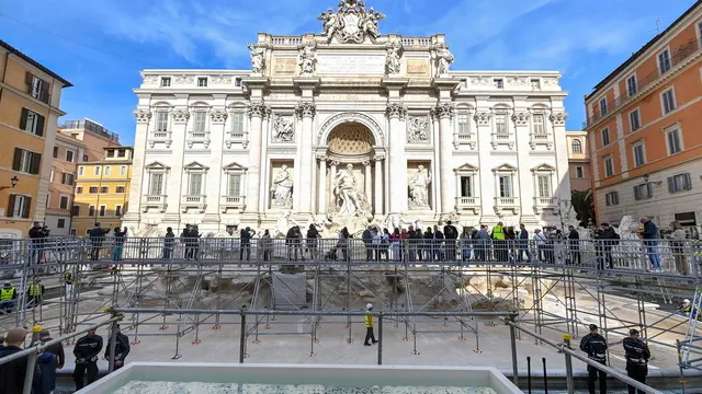 epaselect epa11711287 Tourists cross the walkway to visit the Trevi Fountain during maintenance work, in Rome, Italy, 09 November 2024. The new walkway will allow tourists to visit the 18th century fountain during renovation works in preparation of the Jubilee, or Holy Year, 2025. EPA/RICCARDO ANTIMIANI