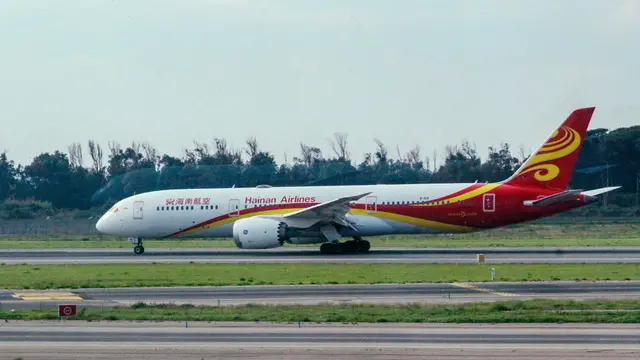 epa11712813 The Hainan Airlines Boeing 787-9 Dreamliner, which was headed to Shenzhen, China, returns to Leonardo da Vinci airport after an engine failure occurred after the take-off phase, in Rome, Italy, 10 November 2024. The landing occurred safely and Boeing will now undergo technical checks. EPA/Redazione Telenews / TELENEWS