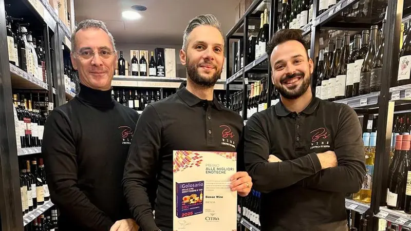 A destra Manganaro, al centro il titolare di Biesse Wine Scalvini