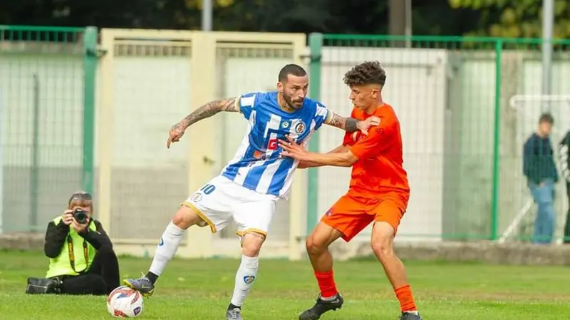 Alessandro della Pro Palazzolo, qui in azione contro l'Ospitaletto, in gol ieri per i suoi