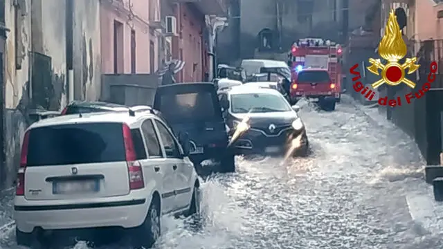 Maltempo nel Catanese, strade allagate e torrenti esondati. Situazione critica nell'Acese, intervenuti i sub dei vigili del fuoco