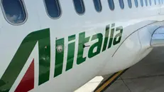Alitalia:19/04 presidio a Fiumicino lavoratori indotto. Cgil,Cisl e Uil: "Chiediamo certezze e pagamento stipendi". Aerei della compagnia in sosta all'aeroporto di Fiumicino.