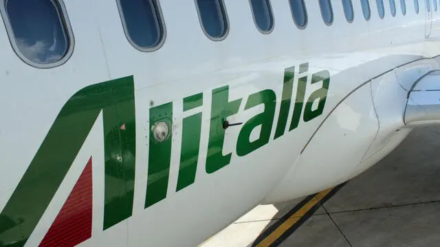 Alitalia:19/04 presidio a Fiumicino lavoratori indotto. Cgil,Cisl e Uil: "Chiediamo certezze e pagamento stipendi". Aerei della compagnia in sosta all'aeroporto di Fiumicino.