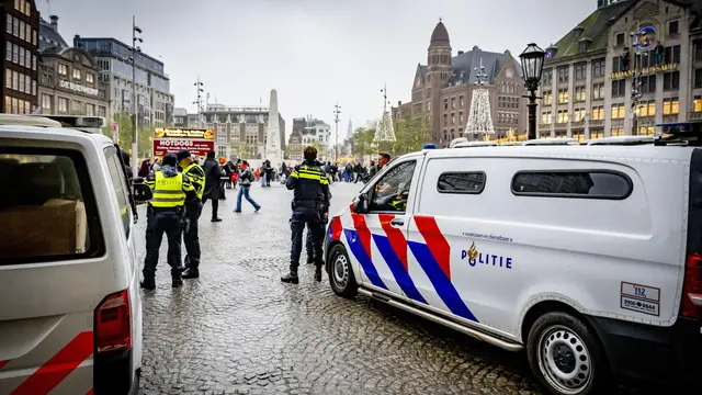 epa11712144 Police officers stand guard on Dam Square in Amsterdam, Netherlands, 09 November 2024. Extra security measures are in place in Amsterdam due to tensions and violence surrounding supporters of Israeli soccer club Maccabi Tel Aviv. There is a ban on demonstrations throughout the capital this weekend. The entire city has also been designated a security risk area. EPA/ROBIN UTRECHT