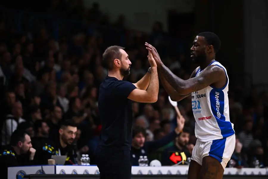 Basket, gli scatti di Cremona-Germani