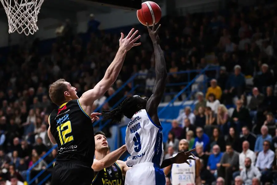 Basket, gli scatti di Cremona-Germani