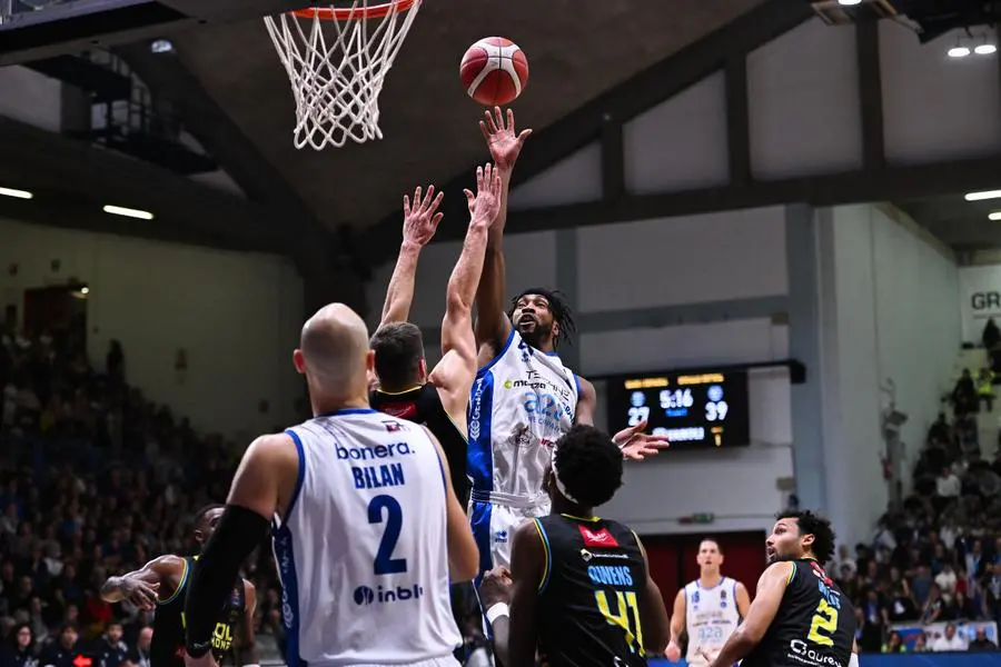 Basket, gli scatti di Cremona-Germani