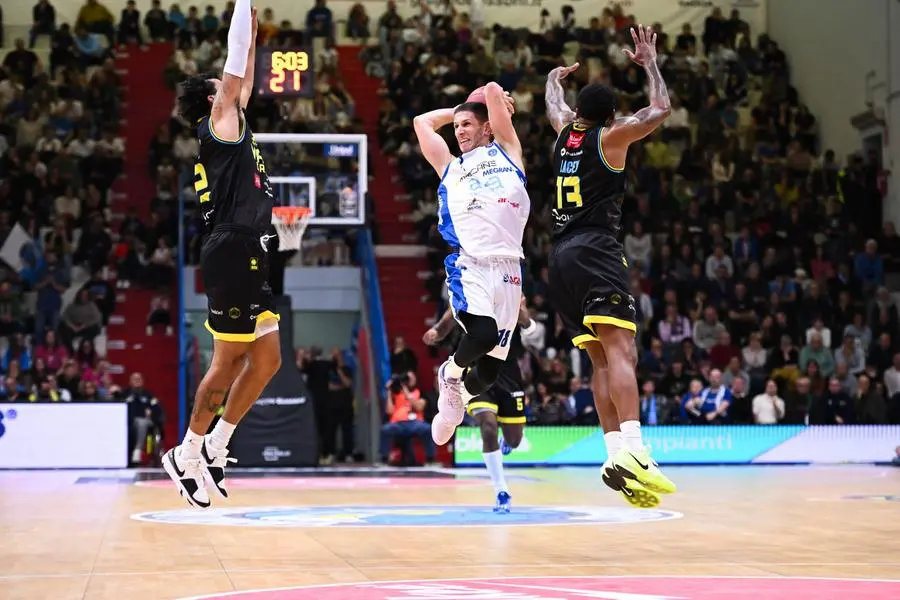 Basket, gli scatti di Cremona-Germani