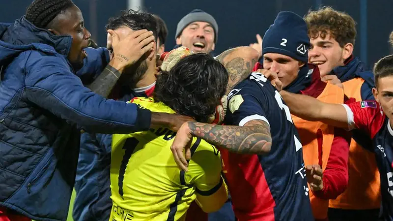 Tutta la gioia dei rossoblù dopo il blitz all'ultimo minuto di domenica - Foto New Reporter Pasotti © www.giornaledibrescia.it