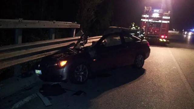 Il luogo dell'incidente stradale in cui la notte scorsa, a Cantiano (Pesaro Urbino), ha perso la vita un ventisettenne di Gubbio (Perugia), Francesco Rampini, 24 settembre 2012. L'incidente e' avvenuto verso le 4:30 lungo la Sp 452. Il ventisettenne viaggiava a bordo di un'auto Bmw 320D condotta da un amico, con il quale stava rientrando a casa dopo una serata trascorsa in un locale della costa adriatica. Per cause al vaglio dei carabinieri di Fano, la vettura è uscita di strada all'uscita da una curva, ed è andata a schiantarsi contro il guard rail. Rampini è morto sul colpo, mentre l'amico, ferito in modo non grave, è stato ricoverato in ospedale a Gubbio. ANSA/ CARABINIERI DI FANO +++ NO SALES - EDITORIAL USE ONLY +++