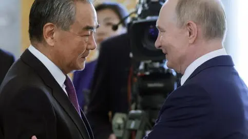 epa11599768 Russian President Vladimir Putin (R) shakes hands with Chinese Foreign Minister Wang Yi before a meeting with high-ranking BRICS officials responsible for security matters and national security advisers at the Constantine Palace in Strelna in the suburb of St. Petersburg, Russia, 12 September 2024. EPA/VYACHESLAV PROKOFYEV / SPUTNIK / KREMLIN POOL MANDATORY CREDIT