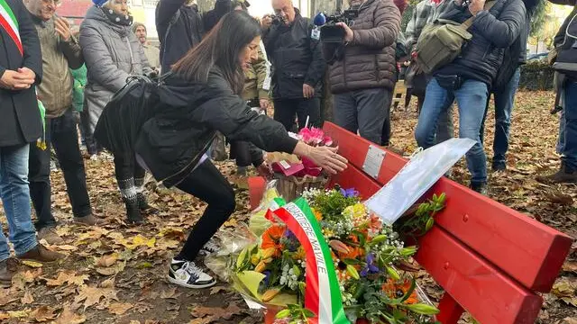 La targa sulla panchina rossa inaugurata a Parco Zaniboni, al quartiere Navile di Bologna, dove abitava Alessandra Matteuzzi, uccisa dall'ex compagno lo scorso agosto, 25 Novembre 2022. ANSA/MARIA ELENA GOTTARELLI