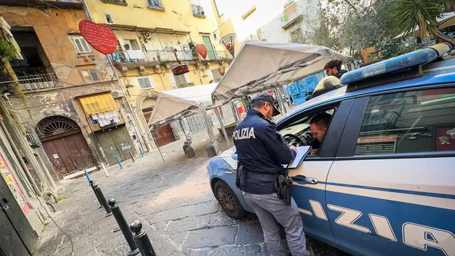 Polizia sul luogo dove stanotte è stato colpito alla testa con un colpo di arma da fuoco un 18enne, ricoverato in ospedale è grave. Napoli 9 Novembre 2024. ANSA/CESARE ABBATE/